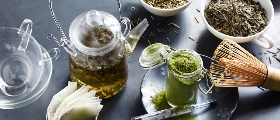 grüner Tee verschieden zubereitet: Tee im Kännchen, Tee getrocknet, Grünes Pesto