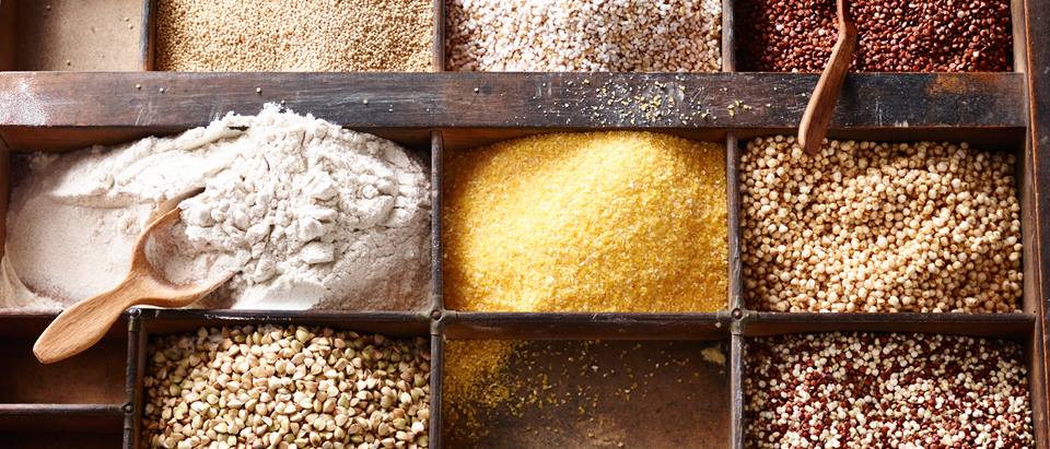 verschiedene Getreidekörner: Hafer, Hirse, Buchweizen, Quinoa, Polenta