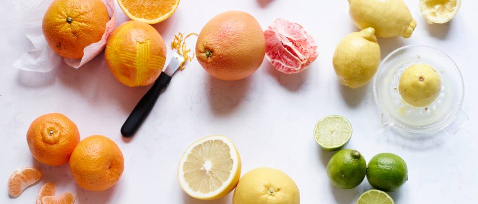 Zitronen, Halbe Zitronen, Orangen, Limetten, aufgeschnittene Blutorange