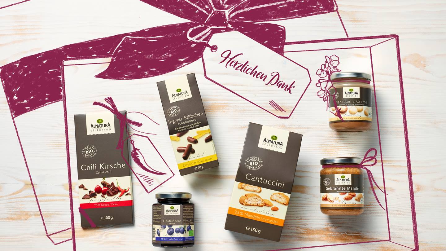 Verschiedene Alnatura Sélection Produkte mit illustrierten Geschenk-Details