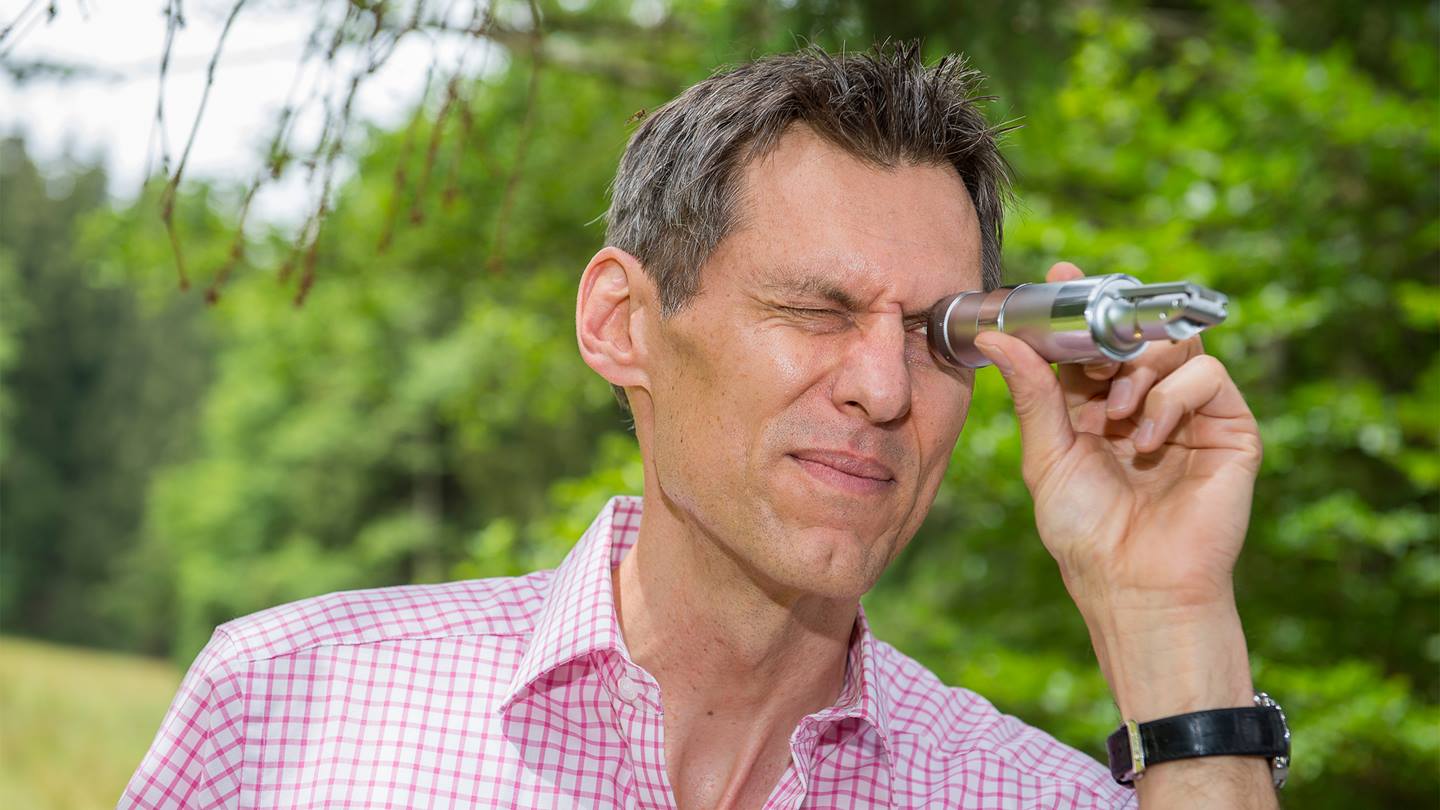 Klaus Hoyer misst den Wassergehalt beim Honig mit einem Refraktometer