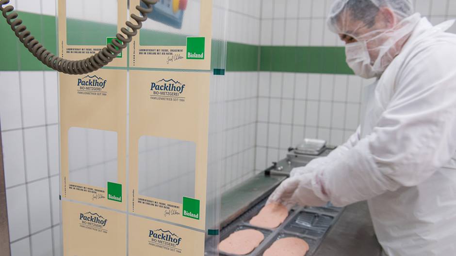Bioland-Metzgerei Packlhof: Verpackung der Ware