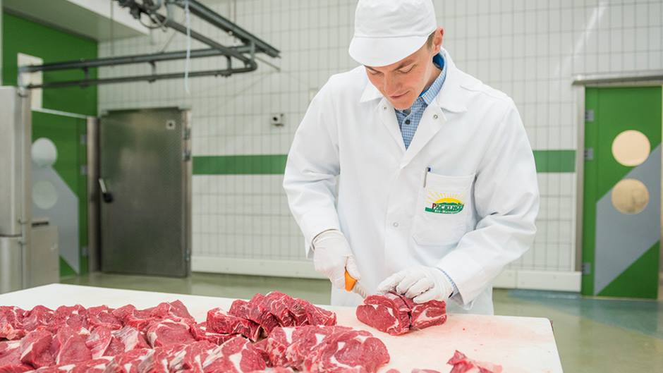 Bioland-Metzgerei Packlhof: Florian Holzmayr verarbeitet Fleisch vom eigenen Bio-Hof, dem Packlhof