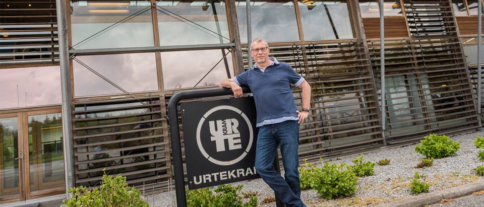Lars Børresen, Urtekram-Direktor vor dem Firmengebäude