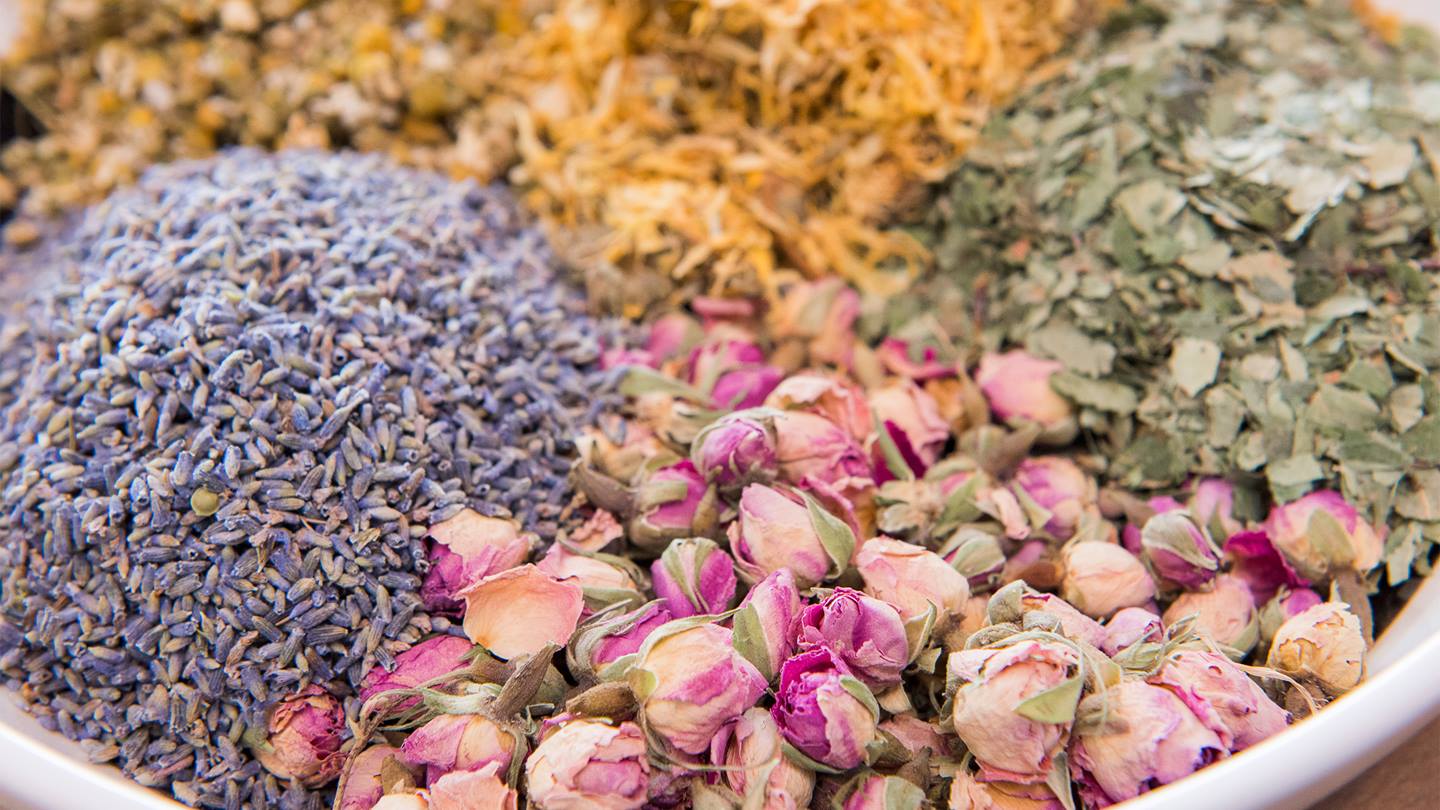 Nahaufnahme getrockneter Rosen und Lavendel