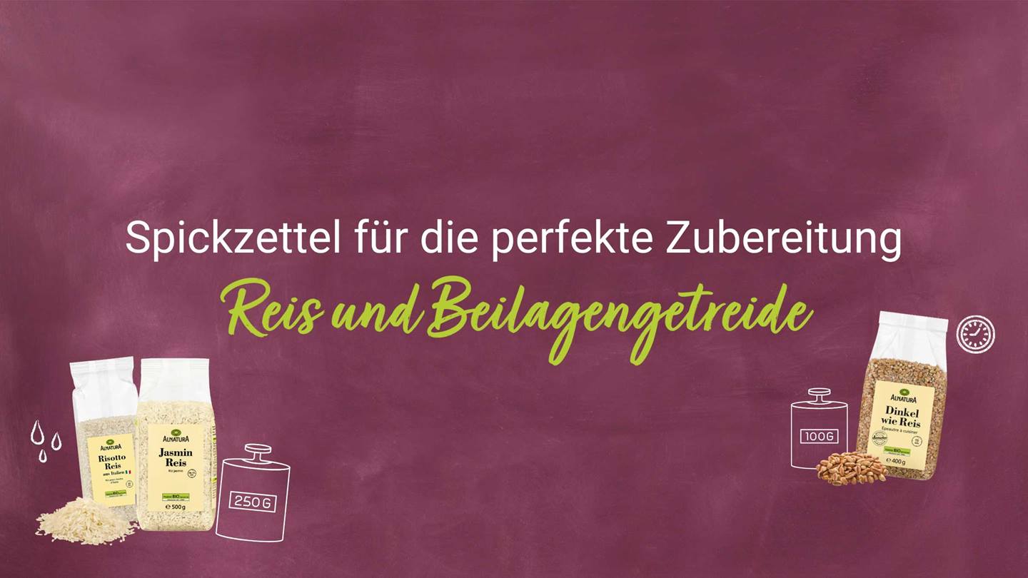 Das Bild zeigt einen dunkelroten Hintergrund, der wie eine Tafel aussieht. Darauf sind die Überschriften „Spickzettel für die perfekte Zubereitung“ und „Reis und Beilagengetreide“ zu sehen. Dargestellt sind außerdem zwei Packungen Reis (Risotto Reis und Jasmin Reis) der Marke Alnatura, eine Packung Dinkel wie Reis, ebenfalls Alnatura, sowie grafische Elemente wie eine Uhr und Messbecher, die auf die Zubereitung hinweisen. Das Ganze wirkt wie eine Rezeptanleitung für Reis und Beilagengetreide von Alnatura.
