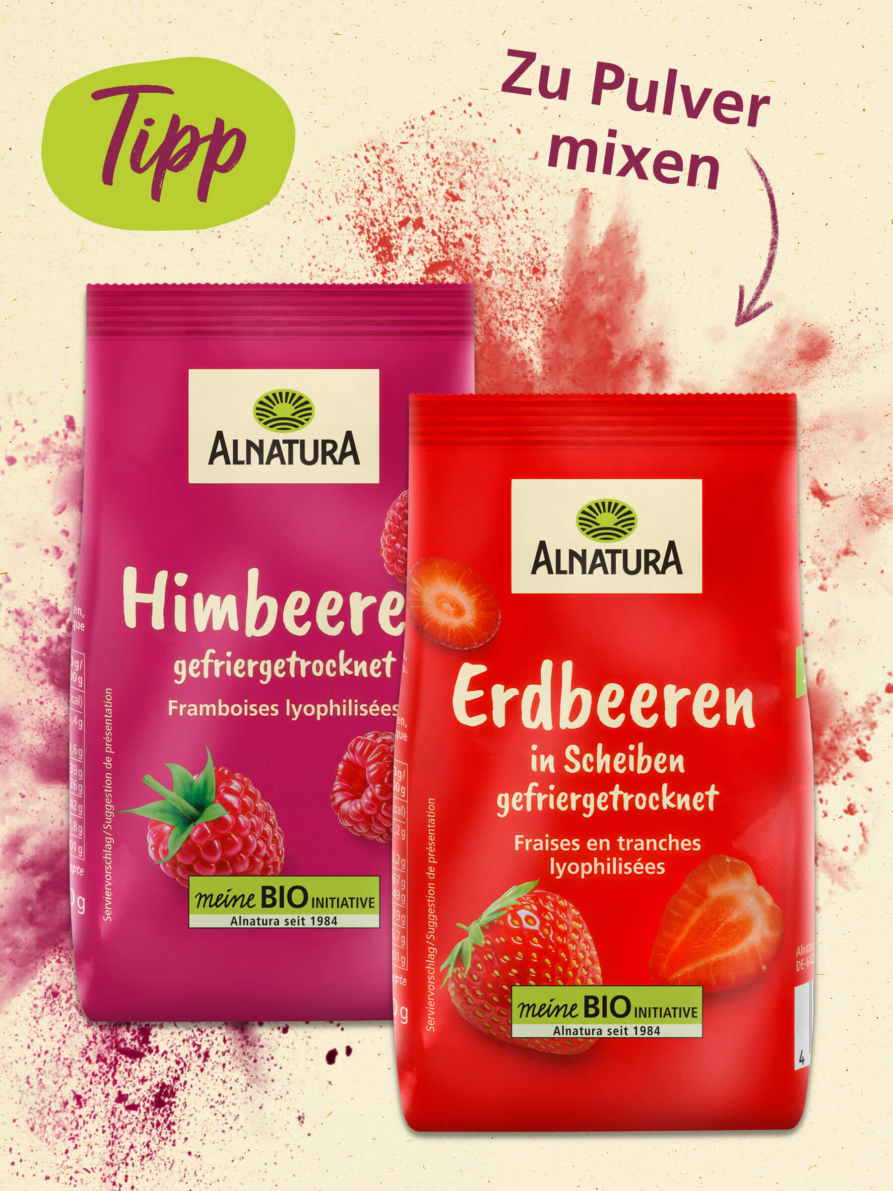 Zwei Alnatura-Verpackungen gefriergetrockneter Früchte, Himbeeren und Erdbeeren, mit dem Tipp, sie zu Pulver zu mixen.