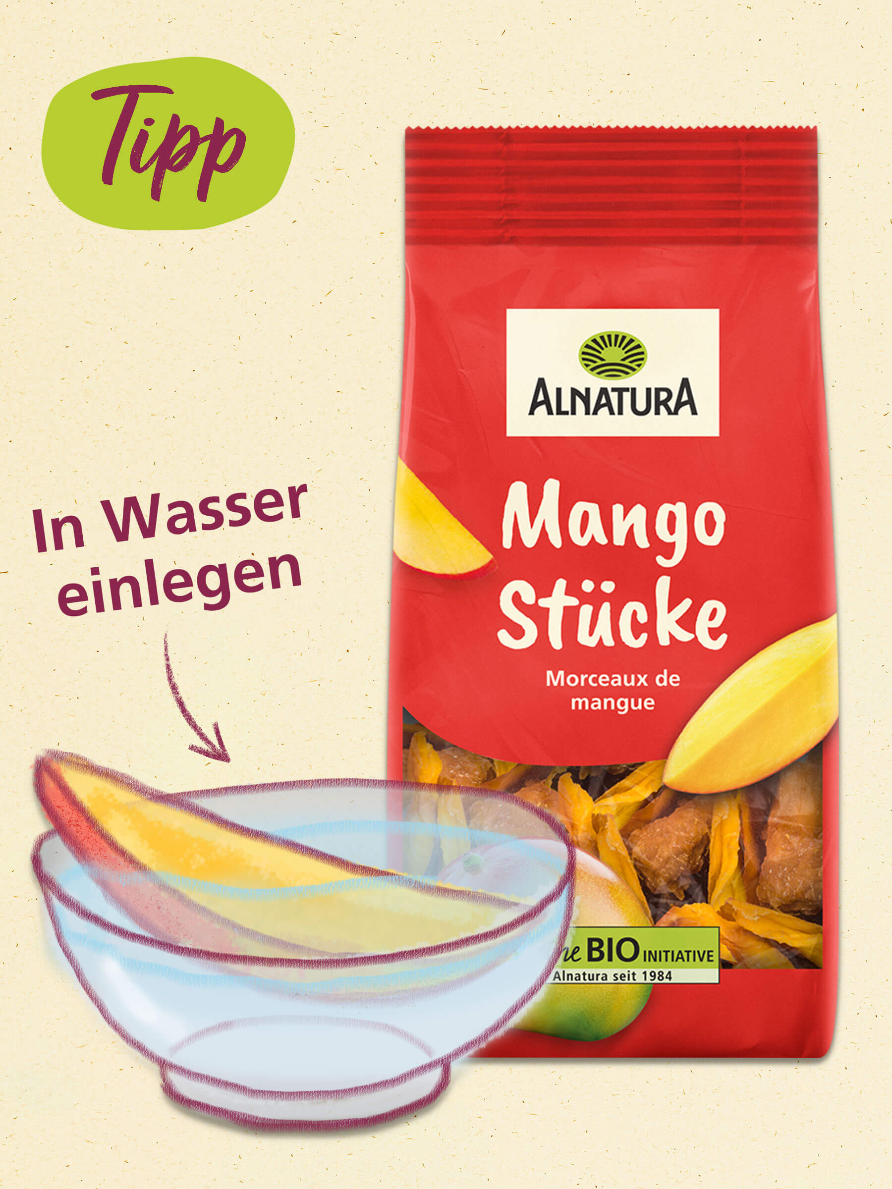 Die Abbildung zeigt eine Packung Alnatura Mango Stücke mit einem Tipp, die Stücke in Wasser einzulegen, daneben eine Glasschale mit Mangostücken.