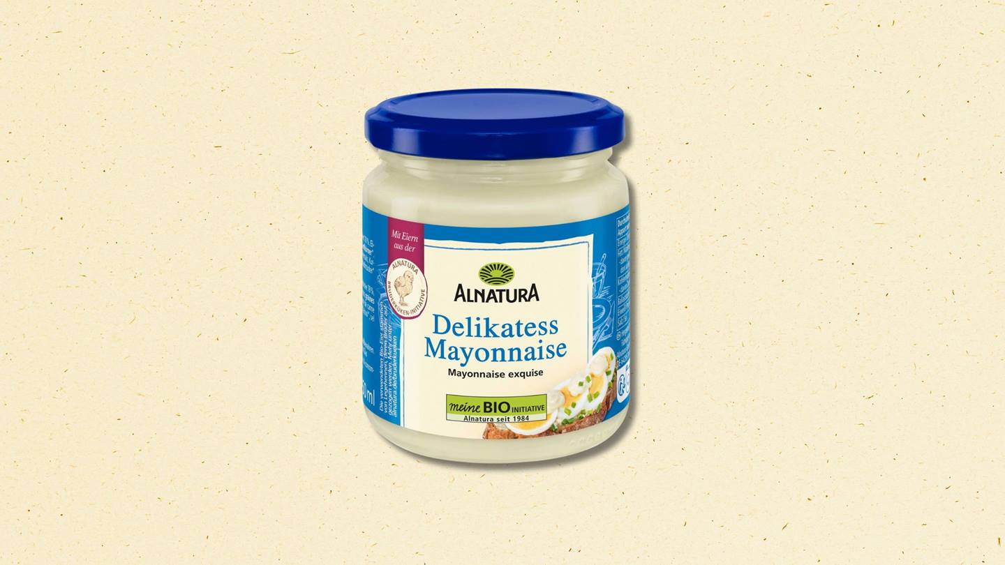 Ein Glas Alnatura Delikatess Mayonnaise auf hellem Hintergrund.
