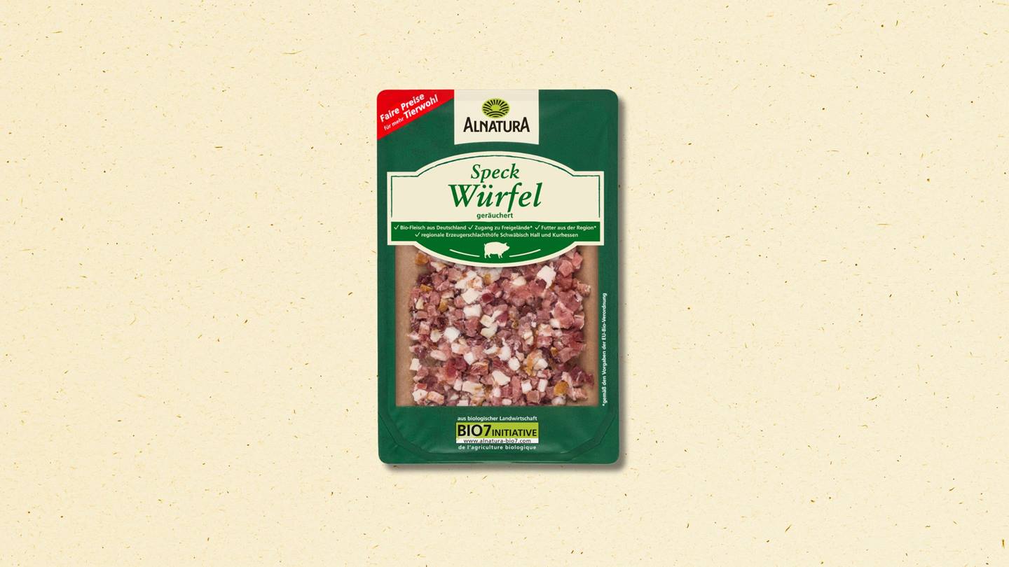 Eine Packung Alnatura Speckwürfel auf hellem Hintergrund.