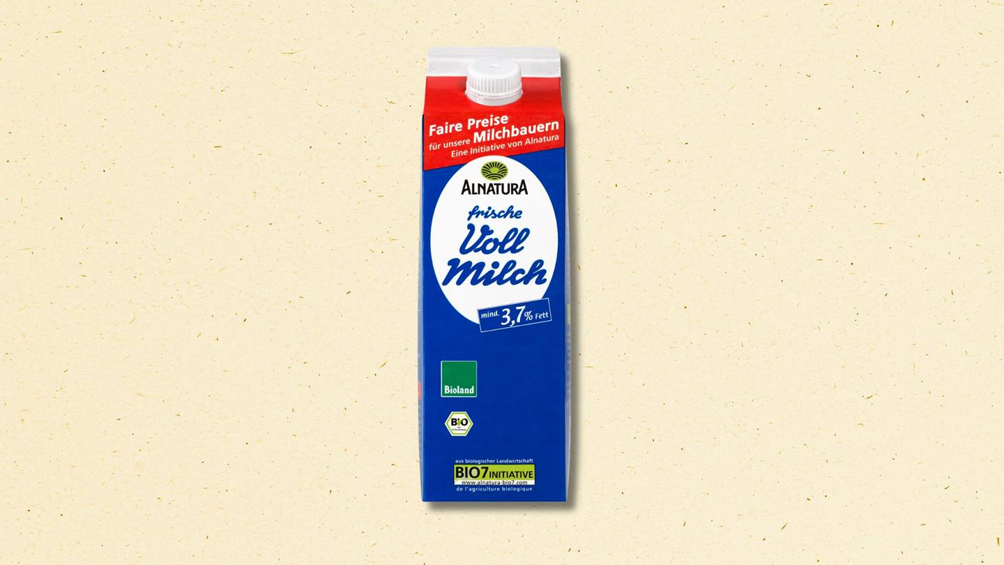 Eine Packung Alnatura Vollmilch auf hellem Hintergrund.
