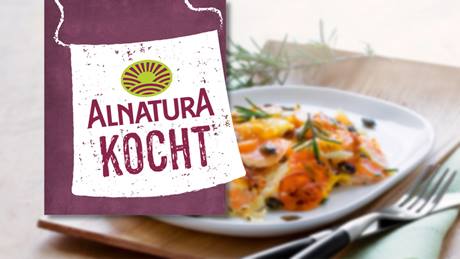 Alnatura kocht Logo vor Teller mit Auflauf