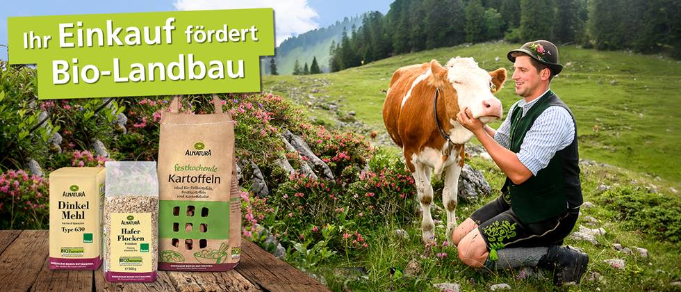 Drei Alnatura Produkte, die die Alnatura Bio-Bauern-Initiative unterstützen. Im Hintergrund ein Bauer in Tracht mit einer Kuh auf einer grünen Wiese.