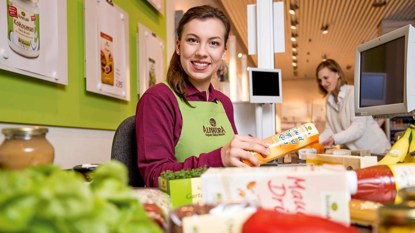 Alnatura Lehrling an der Kasse. Alnatura bildet aus - gleich bewerben!