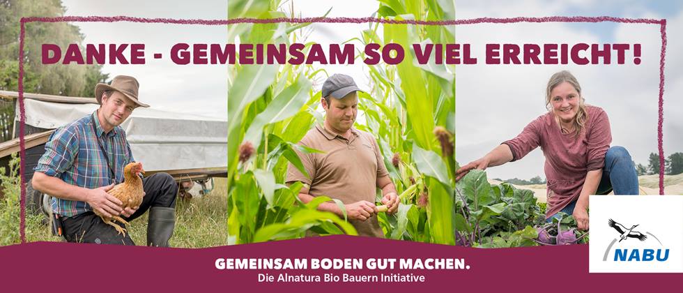 Aus drei Bildern zusammengesetztes Bild: Links ein Bauer mit einem Huhn auf dem Arm. In der Mitte ein Bauer inmitten eines Maisfelds und rechts eine Bäuerin auf einem Kohlrabifeld, die in die Kamera lächelt. Dazu der Schriftzug "Danke – Gemeinsam so viel erreicht! Gemeinsam Boden gut machen. Die Alnatura Bio-Bauern-Initiative."