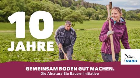 Eine Landwirtin und ein Landwirt gehen mit langstieligem Werkzeug über ein grünes Feld. Rechts ist das NABU-Logo des Naturschutzbundes Deutschland zu sehen.  Dazu der Schriftzug "10 Jahre Gemeinsam Boden gut machen. Die Alnatura Bio-Bauern-Initiative."