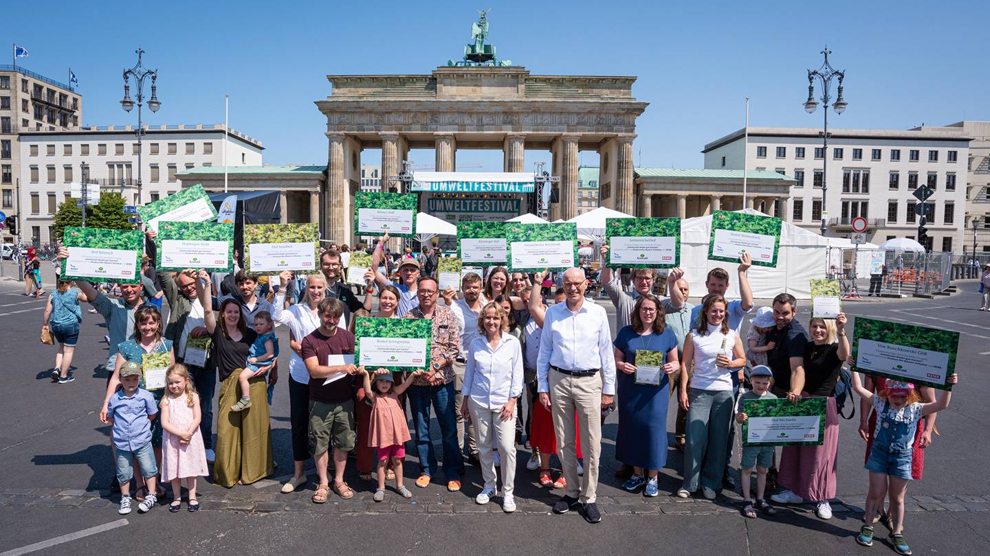 Die Preisträgerinnen und Preisträger nach der Auszeichnung auf dem Umweltfestival in Berlin 2023