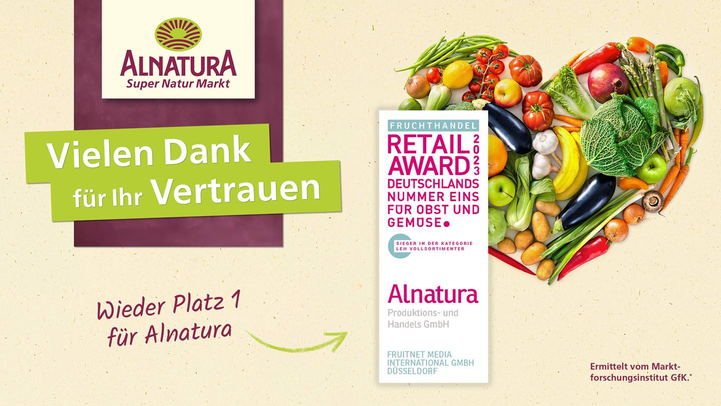 Herz geformt aus Obst und Gemüse, darüber ein Logo mit der Auszeichnung für Alnatura "Fruchthandel Retail Award 2023 – Deutschlands Nummer Eins für Obst und Gemüse"