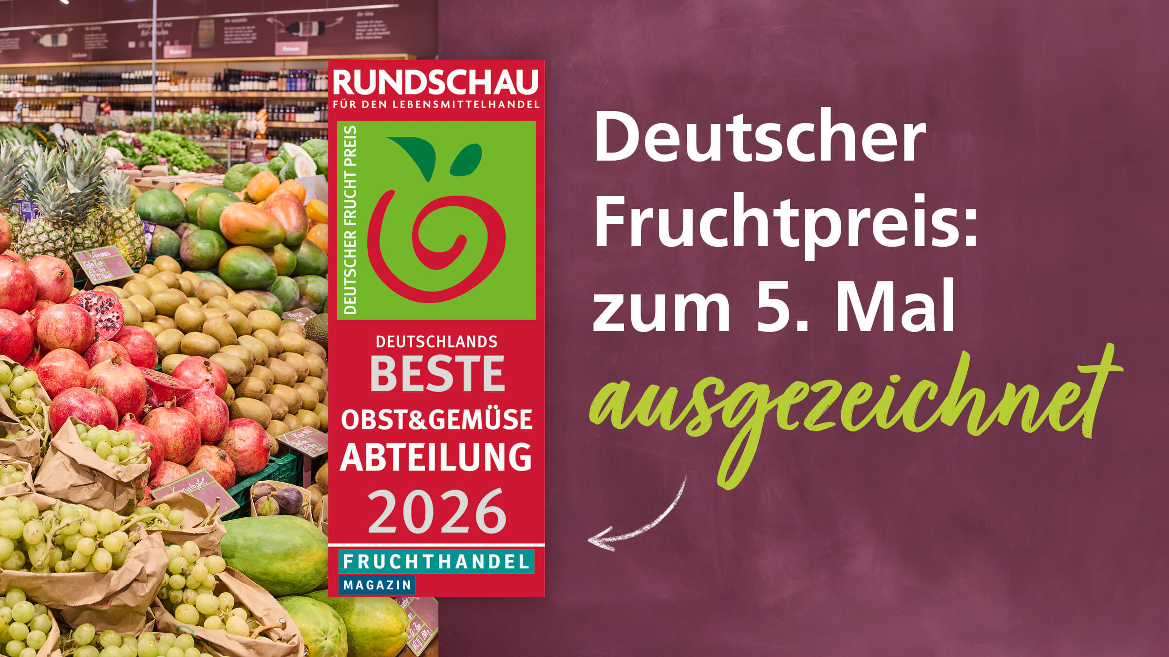 Obst- und Gemüsestand mit verschiedenen Früchten neben einem roten Siegel mit der Aufschrift 'Deutscher Fruchtpreis Deutschlands beste Obst & Gemüse Abteilung 2026' und dem Text 'Deutscher Fruchtpreis: zum 5. Mal ausgezeichnet'