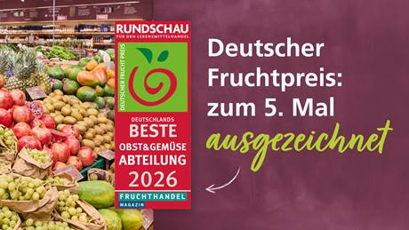Obst- und Gemüsestand mit verschiedenen Früchten neben einem roten Siegel mit der Aufschrift 'Deutscher Fruchtpreis Deutschlands beste Obst & Gemüse Abteilung 2026' und dem Text 'Deutscher Fruchtpreis: zum 5. Mal ausgezeichnet'
