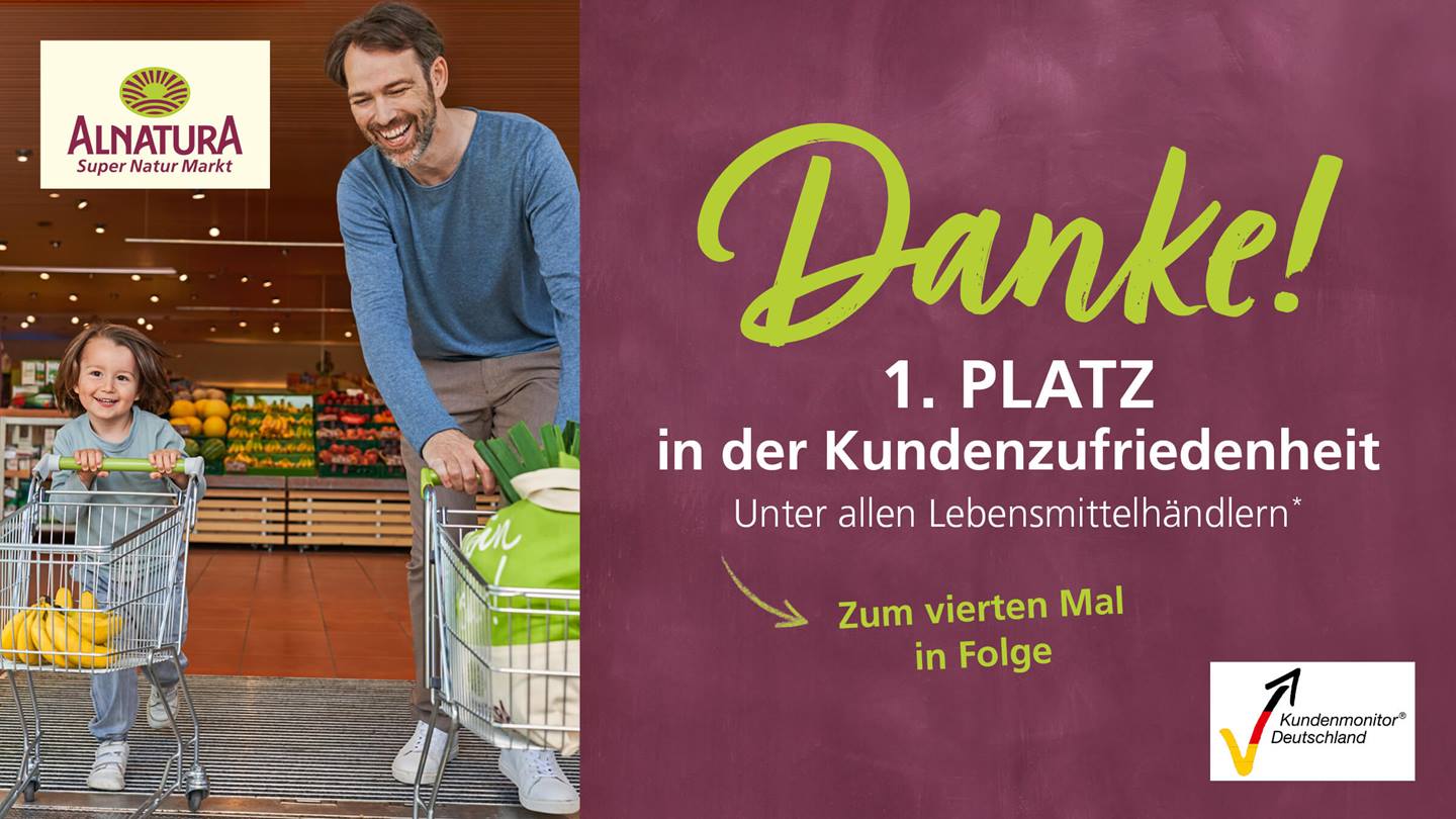 Kundenmonitor-Auszeichnung für Alnatura. Daneben ein Vater mit einem Kind, beide schieben einen Einkaufswagen. Dazu der Schriftzug "Danke! 1. Platz in der Kundenzufriedenheit unter den Lebensmittelhändlern* – zum vierten Mal in Folge".