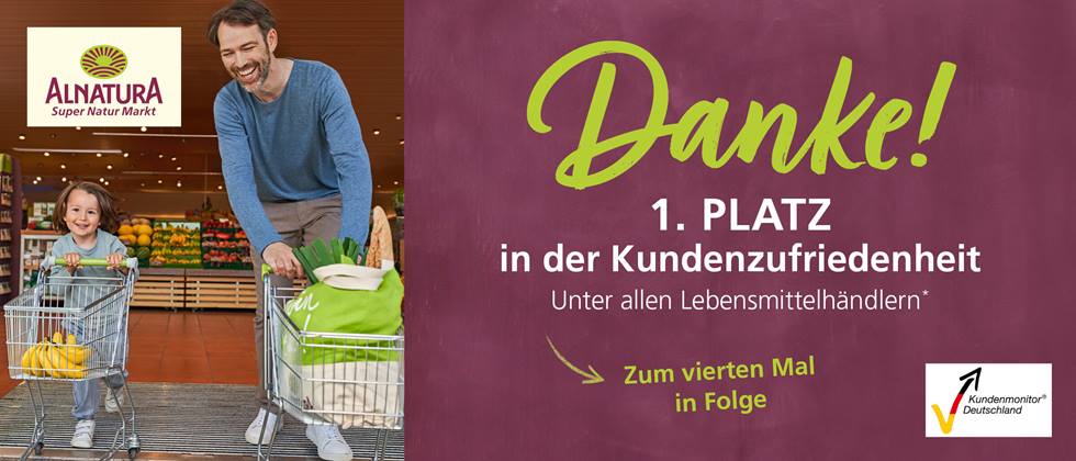 Kundenmonitor-Auszeichnung für Alnatura. Daneben ein Vater mit einem Kind, beide schieben einen Einkaufswagen. Dazu der Schriftzug "Danke! 1. Platz in der Kundenzufriedenheit unter den Lebensmittelhändlern* – zum vierten Mal in Folge". 