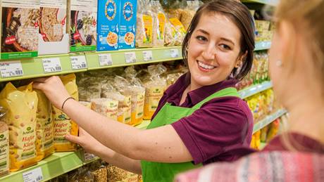 Lehrling im Alnatura Super Natur Markt