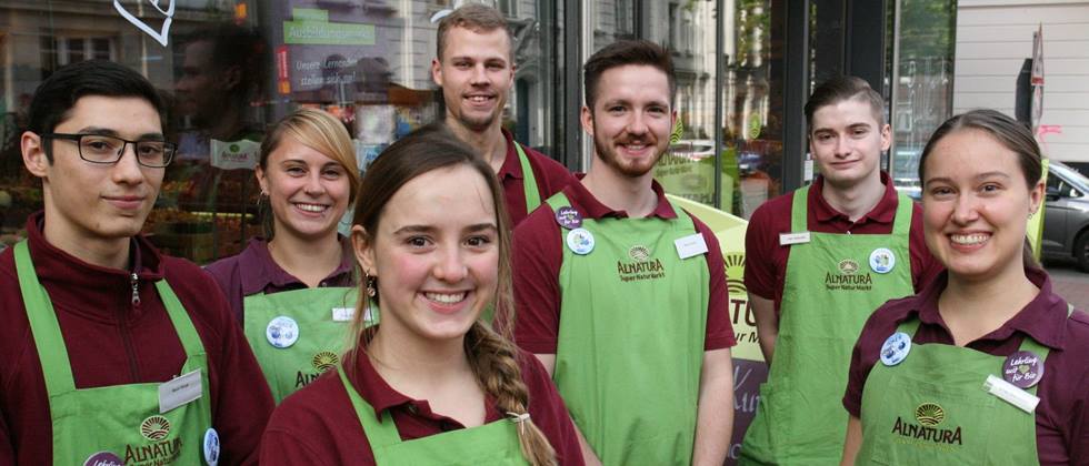 Auszubildende im Alnatura Super Natur Markt in Hamburg