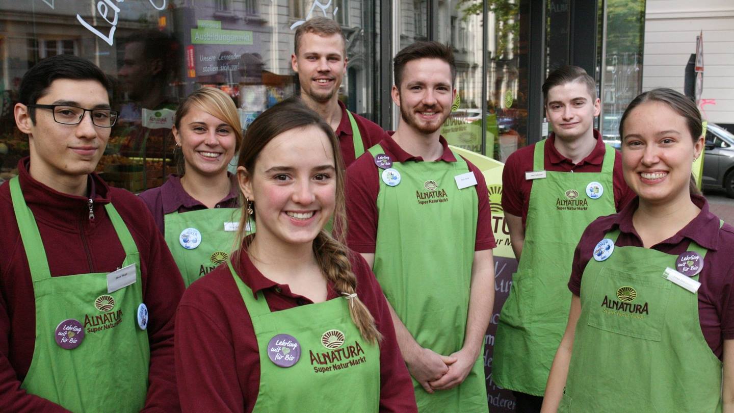 Auszubildende im Alnatura Super Natur Markt in Hamburg