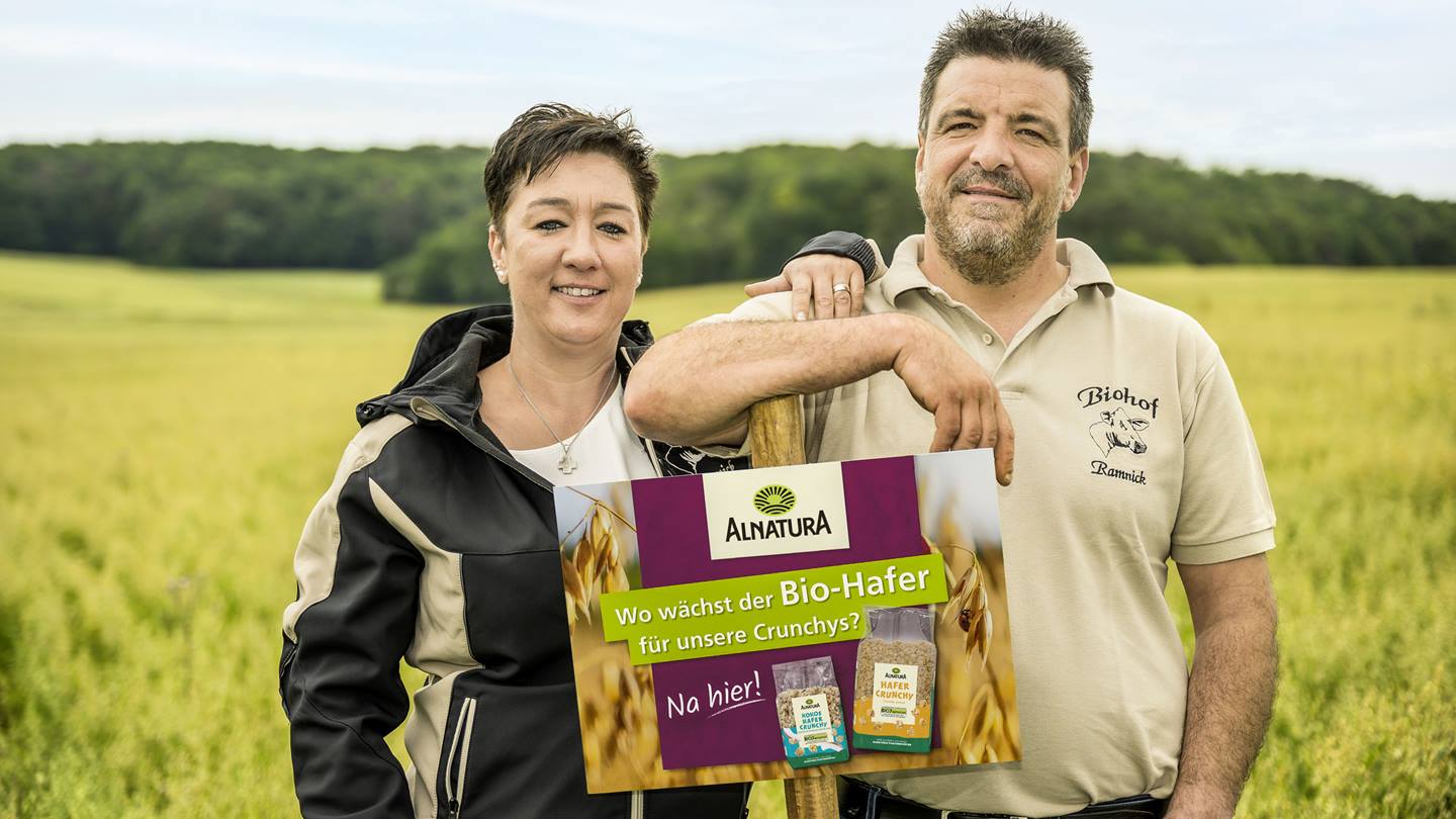 Bauerehepaar Ramnick baut den Hafer für den Alnatura Kokos-Hafer-Crunchy an