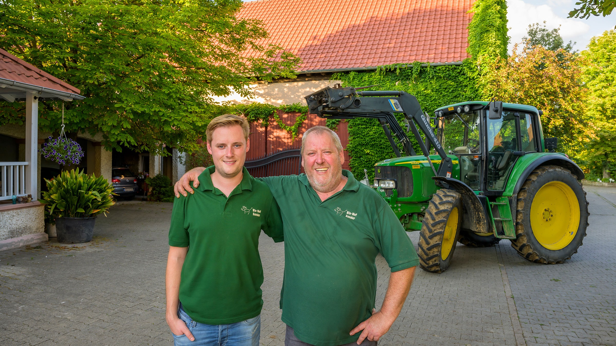 Bauern auf dem Hof mit Traktor