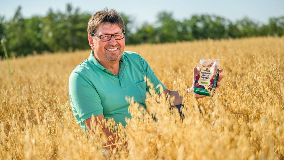 Landwirt Römert in seinem Bio-Haferfeld mit dem Alnatura Waldberre-Hafer-Crunchy