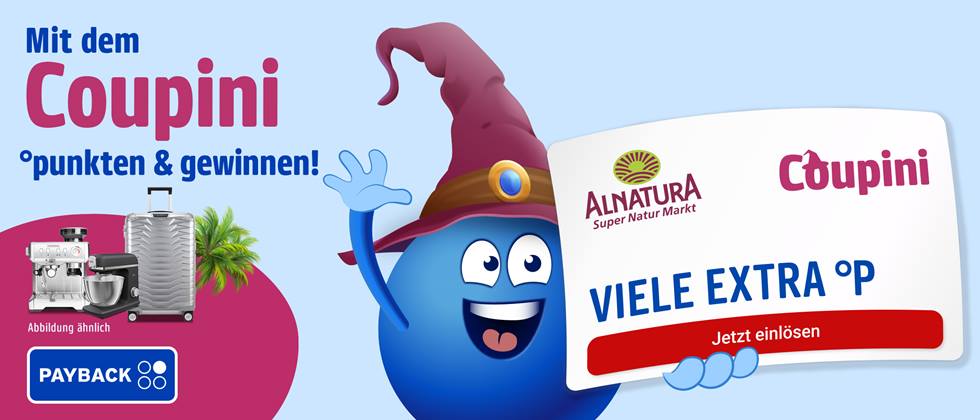 Das Bild bewirbt eine Aktion namens "Coupini", bei der man Punkte sammeln und gewinnen kann. Es zeigt einen blauen Comic-Charakter mit Hexenhut, der für die Aktion steht. Außerdem sind Haushaltsgeräte wie eine Kaffeemaschine und eine Küchenmaschine, ein Koffer sowie eine Palme abgebildet, die als mögliche Gewinne oder Anreize dienen. Die Marke "Alnatura Super Natur Markt" und das PAYBACK-Logo sind ebenfalls sichtbar.