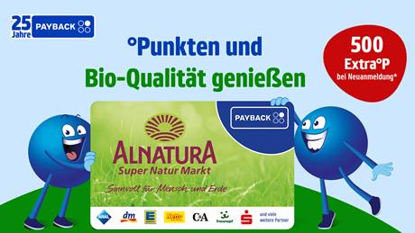 Das Bild ist eine Werbegrafik für das Payback-Programm.  Es zeigt zwei animierte blaue Figuren, die eine Alnatura-Payback-Karte präsentieren.  Im Vordergrund wird ein Bonus von 500 Extra-Punkten bei Neuanmeldung beworben.  Die Grafik betont den Bezug zu Bio-Qualität und Nachhaltigkeit durch die Darstellung von Alnatura als Partner und das Motto "Sinnvoll für Mensch und Erde".  Im Hintergrund sind Logos weiterer Payback-Partner abgebildet.