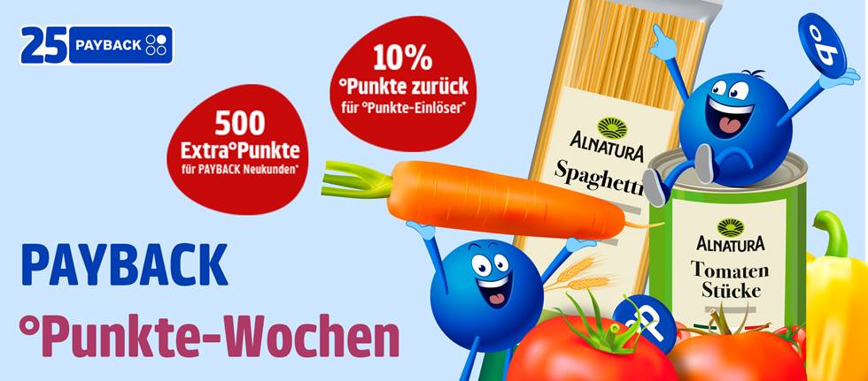 Das Bild zeigt eine Werbeaktion von Payback und Alnatura. Fröhliche, blaue, runde Figuren halten eine Karotte und eine Packung Alnatura Spaghetti. Eine weitere Figur sitzt auf einer Dose Alnatura Tomatenstücke und hält ein Payback-Punkte-Symbol hoch. Der Hintergrund beinhaltet die Werbung für 10% Punkte zurück für Punkte-Einlöser und 500 Extra Punkte für Neukunden. Das Gesamtbild ist hell, freundlich und soll den Konsumenten zum Einkauf und zur Teilnahme an der Payback-Aktion animieren.