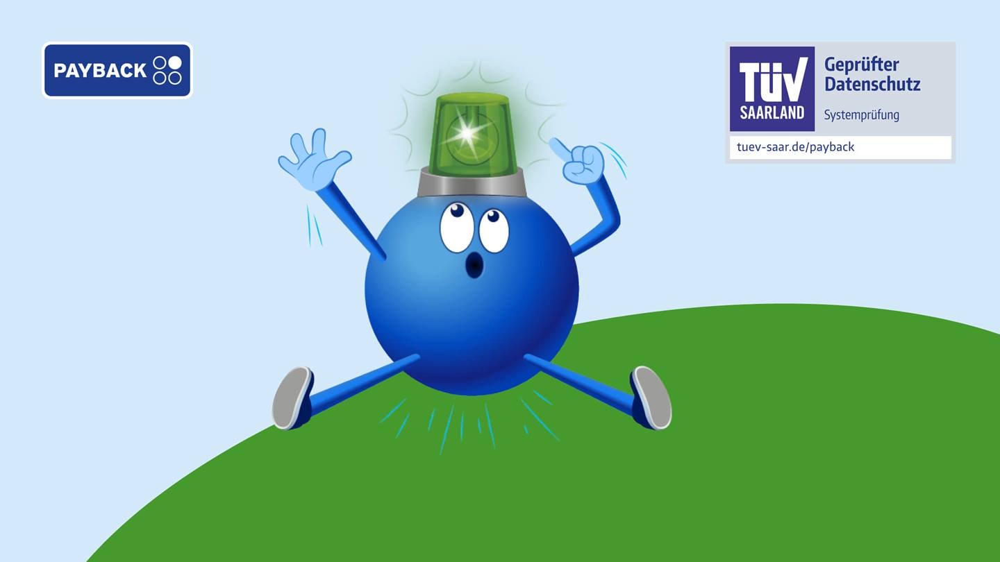 Das Bild zeigt einen blauen, kugelartigen Charakter mit Armen und Beinen, der auf einem grünen Hügel sitzt. Auf seinem Kopf befindet sich ein blinkendes grünes Warnlicht. Der Charakter wirkt überrascht. Im Hintergrund sind die Logos von Payback und TÜV Saarland zu sehen, sowie der Hinweis auf eine geprüfte Systemprüfung des Datenschutzes. Das Gesamtbild wirkt wie eine Illustration zur Darstellung von Datensicherheit und -schutz im Kontext von Payback.