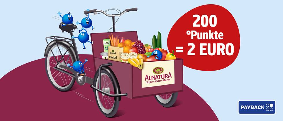 Das Bild zeigt ein Lastenfahrrad, der mit Bio-Lebensmitteln von ALNATURA gefüllt ist. Mehrere kleine, blaue, personifizierte Kugeln, die Payback-Pointees begleiten das Fahrrad. Der Text in einem roten Oval gibt die Information, dass man 200 Punkte für 2 Euro Umsatz erhält und zeigt das Payback-Logo. Das Gesamtbild vermittelt einen positiven, gesunden und umweltbewussten Eindruck.
