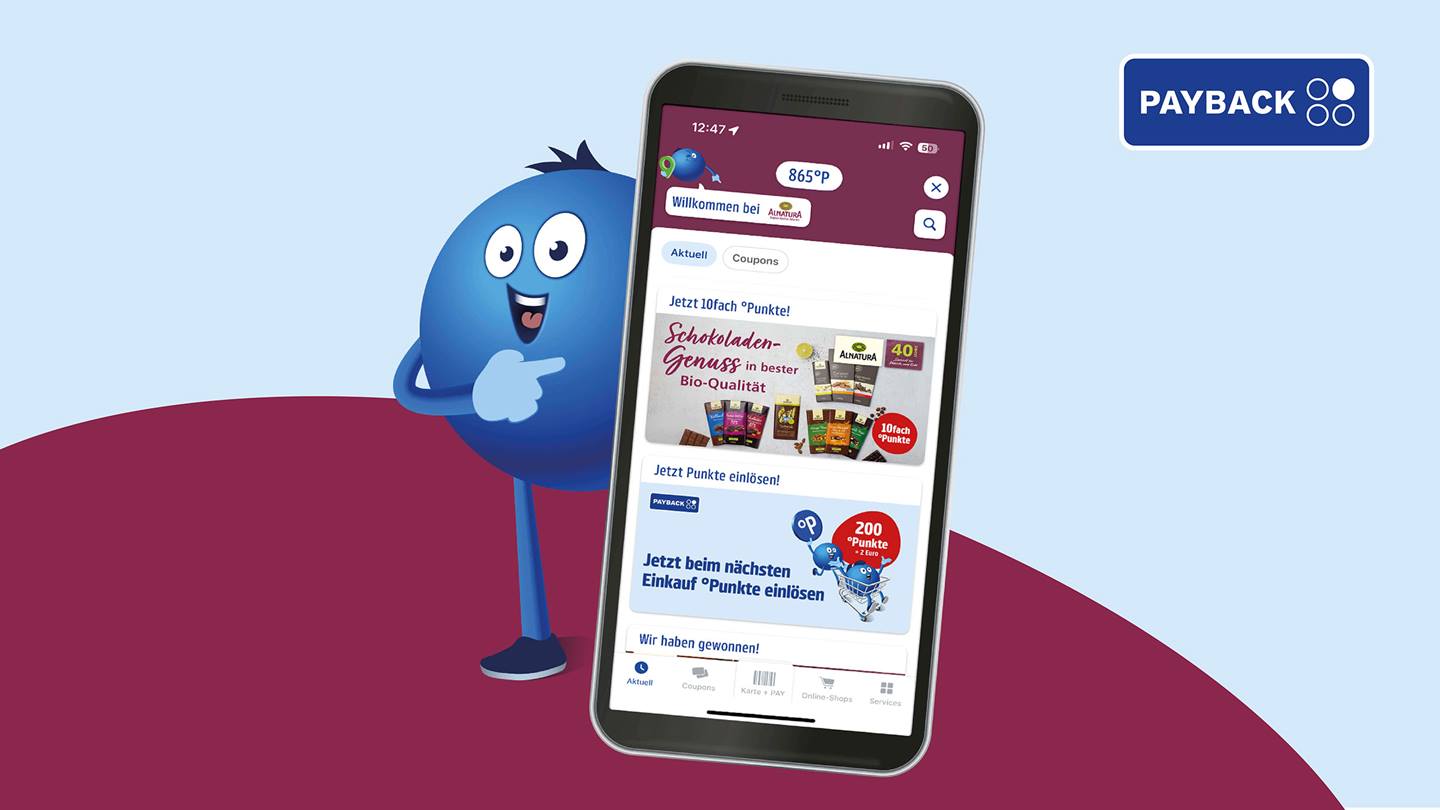 Das Bild zeigt ein Smartphone mit der Payback-App. Auf dem Display werden PAYBACK Punkte angezeigt, die man einläsen kann. Ein freundlicher, blauer, animierter Charakter, der Pointee steht neben dem Smartphohne und zeigt mit dem Finger auf das Handy. Das Gesamtbild ist hell und freundlich gestaltet und soll die Vorteile der Payback-App hervorheben.