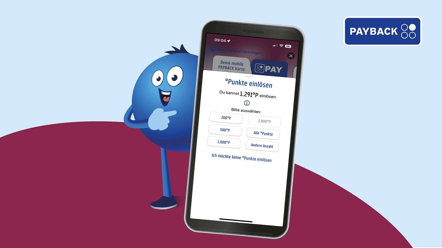 Das Bild zeigt ein Smartphone mit der Payback-App. Auf dem Display werden PAYBACK Punkte angezeigt, die man einläsen kann. Ein freundlicher, blauer, animierter Charakter, der Pointee steht neben dem Smartphohne und zeigt mit dem Finger auf das Handy. Das Gesamtbild ist hell und freundlich gestaltet und soll die Vorteile der Payback-App hervorheben.