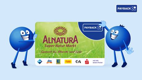 Das Bild zeigt zwei freundliche, blaue, kugelartige Figuren, die eine Payback-Karte präsentieren. Die Karte wirbt für Alnatura Super Natur Markt und listet diverse Partnerunternehmen auf (u.a. Aral, dm, Edeka, Netto, C&A).  Der Hintergrund der Karte ist grün und zeigt Gras, symbolisch für die Naturverbundenheit von Alnatura und die Nachhaltigkeit. Die Gesamtwirkung ist positiv.