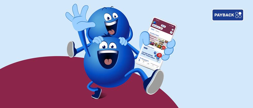 Das Bild zeigt zwei fröhliche, blaue, kugelartige Figuren. Eine sitzt auf den Schultern der anderen, die ein Smartphone mit der Payback-App in der Hand hält. Die App zeigt verschiedene Angebote und Punkteaktionen an.  Der Gesamteindruck ist positiv und verspielt, und soll die Vorteile der Payback-App visuell darstellen.