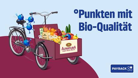 Das Bild zeigt ein Lastenfahrrad, der mit Bio-Lebensmitteln von ALNATURA gefüllt ist. Mehrere kleine, blaue, personifizierte Kugeln, die Payback-Pointees begleiten das Fahrrad. Der Text bewirbt die Möglichkeit, Punkte mit Bio-Qualität zu sammeln ("Punkten mit Bio-Qualität") und zeigt das Payback-Logo. Das Gesamtbild vermittelt einen positiven, gesunden und umweltbewussten Eindruck.
