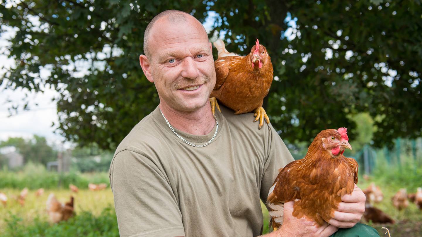 Hof Falkenthal Eierbauer mit Huhn