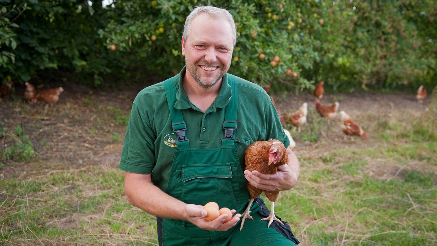 Hasenkrug Eierbauer mit Huhn und Bio-Eiern
