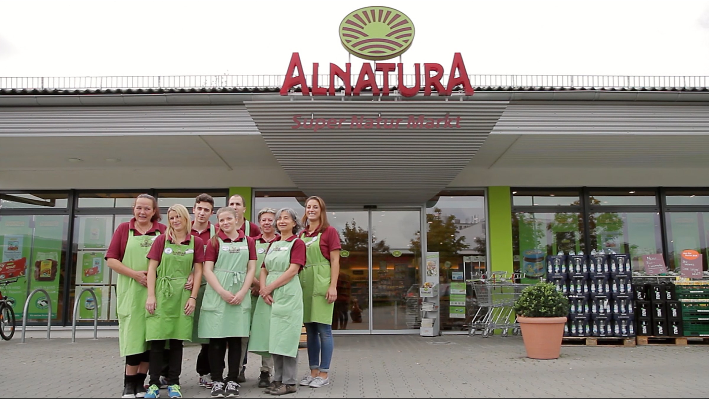 Alnatura Mitarbeiterinnen vor einem Alnatura Markt