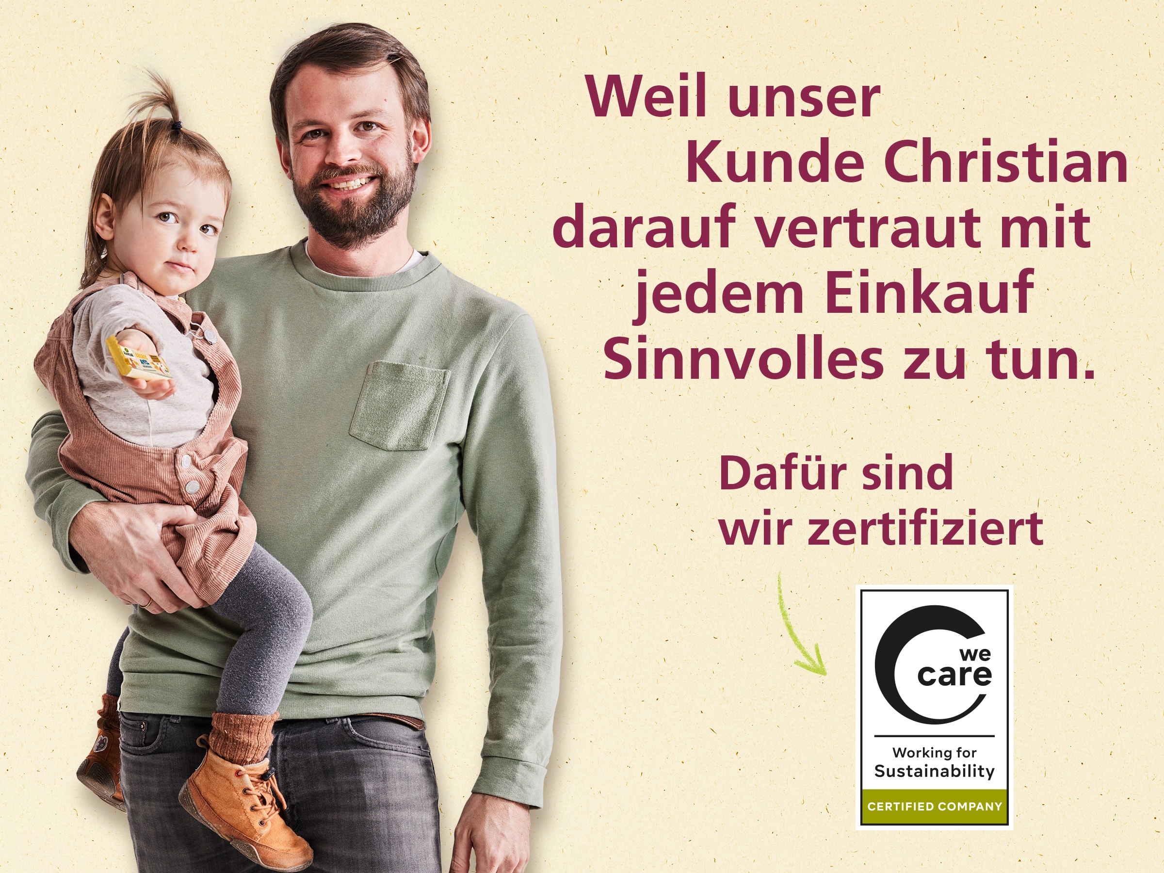 Alnatura Kunde Christian mit Tochter Leni auf dem Arm und Text "Weil ich als Kunde darauf vertraue, mit meinem Einkauf Sinnvolles zu tun."