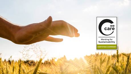 We Care-Logo vor einer Hand, die schützend über ein Getreidefeld streicht.