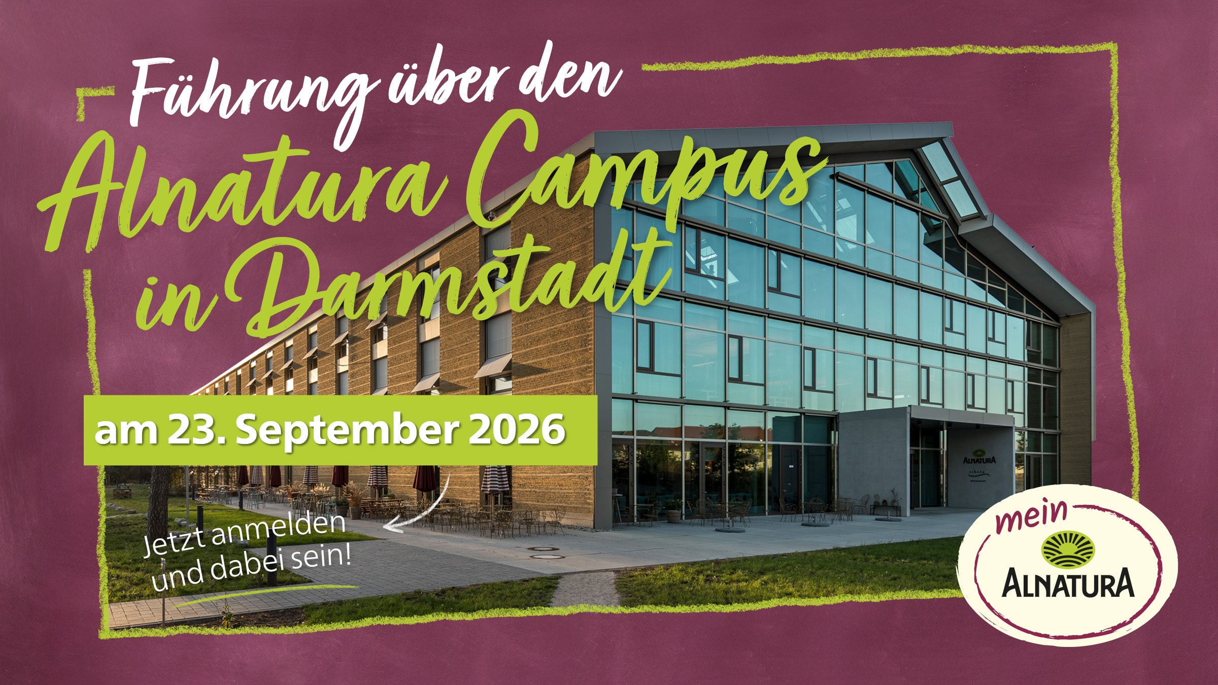 Das Bild ist eine Ankündigung für eine Führung über den Alnatura Campus in Darmstadt am 23. September 2026. Es zeigt ein Foto des modernen Campusgebäudes, Es zeigt ein Foto des modernen Campusgebäudes, eingebettet in eine dunkelrote, kreideartig wirkende Hintergrundfläche.  Der Text ist in einer handschriftlichen,informellen Schriftart gestaltet und lädt zum Anmelden ein. Das Mein Alnatura-Logo ist prominent platziert. Das Gesamtbild wirkt freundlich und einladend.
