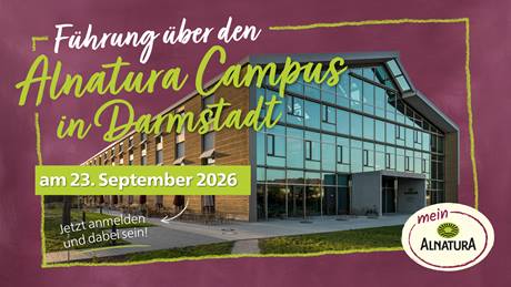 Das Bild ist eine Ankündigung für eine Führung über den Alnatura Campus in Darmstadt am 23. September 2026. Es zeigt ein Foto des modernen Campusgebäudes, Es zeigt ein Foto des modernen Campusgebäudes, eingebettet in eine dunkelrote, kreideartig wirkende Hintergrundfläche.  Der Text ist in einer handschriftlichen,informellen Schriftart gestaltet und lädt zum Anmelden ein. Das Mein Alnatura-Logo ist prominent platziert. Das Gesamtbild wirkt freundlich und einladend.