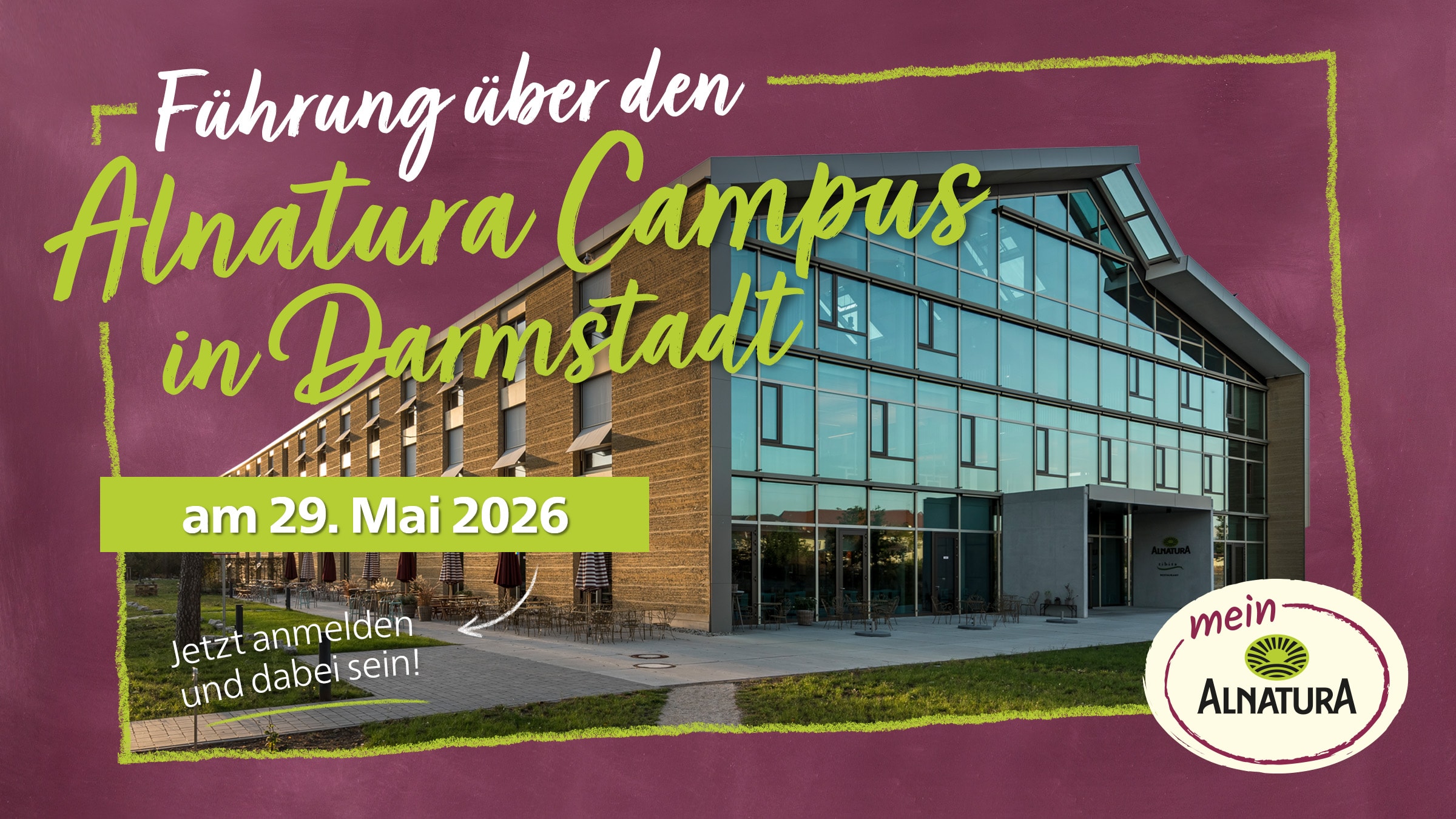 Das Bild ist eine Ankündigung für eine Führung über den Alnatura Campus in Darmstadt am 29. Mai 2026. Es zeigt ein Foto des modernen Campusgebäudes, Es zeigt ein Foto des modernen Campusgebäudes, eingebettet in eine dunkelrote, kreideartig wirkende Hintergrundfläche.  Der Text ist in einer handschriftlichen,informellen Schriftart gestaltet und lädt zum Anmelden ein. Das Alnatura-Logo ist prominent platziert. Das Gesamtbild wirkt freundlich und einladend.
